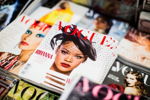 Quelle personnalité iconique de la mode a quitté son poste de directrice du magazine Vogue en 2025 après 37 ans à sa tête ? 