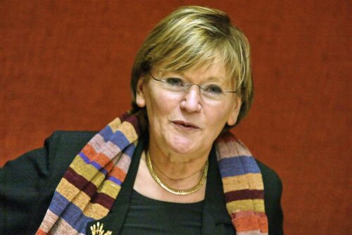 Comment s’appelle cette ancienne ministre française de la Jeunesse et des Sports, membre du parti communiste français ? 
