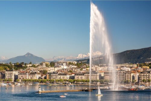 Quelle est la ville présente sur la photo avec son lac offrant une vue sur certains monts des Alpes ? 