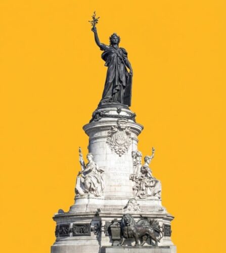 Dans quelle ville de France peut-on observer cette sculpture en bronze sur son support ? 