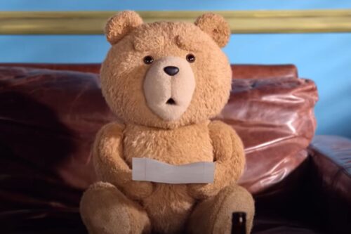 Quel acteur interprète le rôle de John Bennett, propriétaire de Ted l’ours dans le film “Ted” ? 