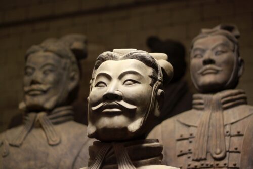 Combien de statues, constituent la célèbre armée de soldats en terre cuite du premier empereur de Chine Qin Shi Huang ? 
