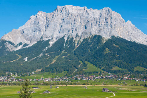 Quel bourg allemand est connu pour être associé au Zugspitze, le plus haut sommet d’Allemagne à 2962 m ? 
