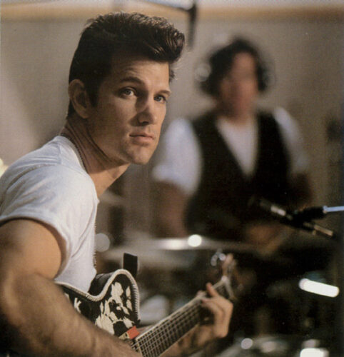 En 1990, quel film de David Lynch fait mondialement connaître la chanson d’amour “Wicked Game” de Chris Isaak ? 