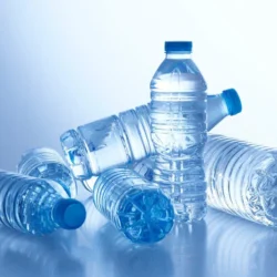 Une bouteille d'eau 