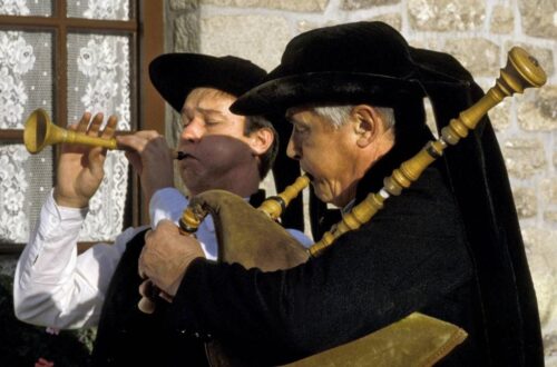 Dans la musique traditionnelle bretonne, quel instrument à vent accompagne généralement le biniou ? 