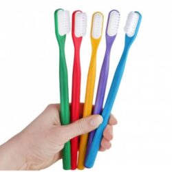 Une brosse à dents 