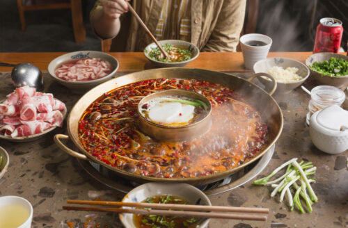 Quelle épice du Sichuan est caractéristique de la fondue sichuanaise ? 