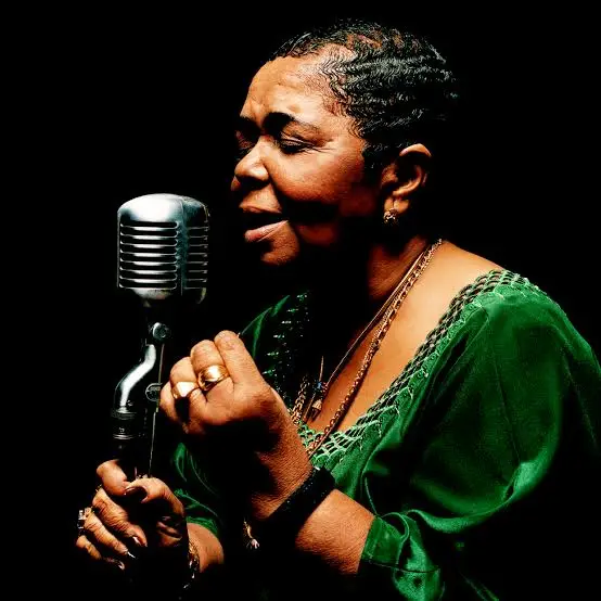 De quel État d’Afrique est originaire la chanteuse Cesária Évora ? 