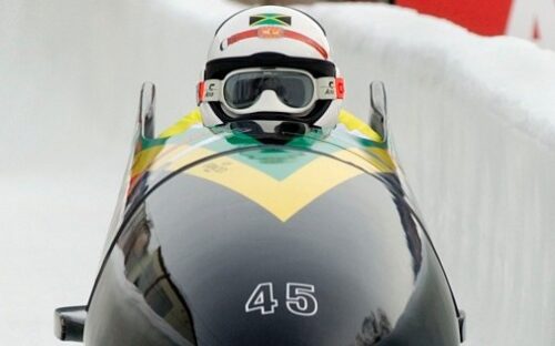 Aux Jeux olympiques, combien de membres composent au maximum une équipe masculine de bobsleigh ? 