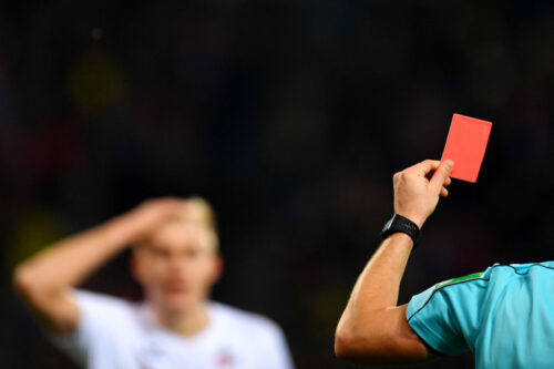En quelle année le système de carton rouge a-t-il été introduit pour la première fois dans une compétition officielle de football ? 