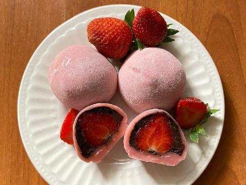 De quel pays le petit gâteau au riz gluant nommé mochi est-il originaire ? 