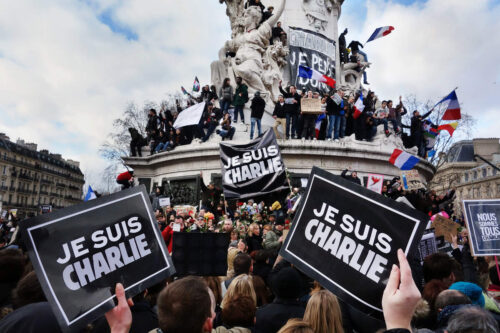 En quelle année, un acte terroriste vise la rédaction du journal satirique Charlie Hebdo faisant 12 morts ? 