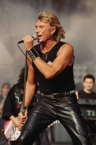 Dans une chanson de 1976, qui “brûle l’esprit” et “étrangle la vie” de Johnny Hallyday ? 