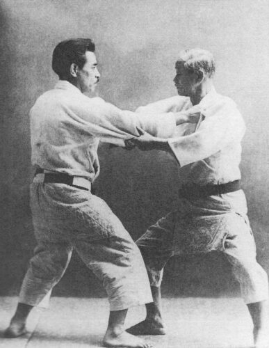 Au Judo et au Karaté, la ceinture rouge est réservée à des joueurs débutants. Vrai ou faux ? 
