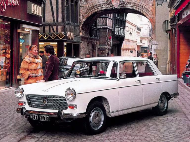 Quel est le modèle de cette voiture Peugeot emblématique des années 1960 ? 