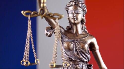 Quel type d’affaire judiciaire est normalement traité en France dans une cour d’assises ? 