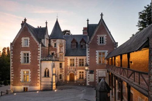 Dans quelle ville française Léonard de Vinci est-il invité au Clos-Lucé par François 1er dès 1516 pour les dernières années de sa vie ? 