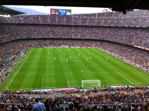 Quel grand club de foot européen joue au stade Camp Nou ? 