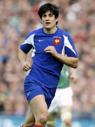 Quelle figure du rugby est le père de ce joueur ayant été dans le XV de France de 2001 à 2011 ? 