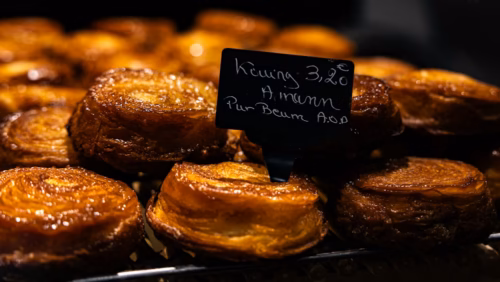 Quelle pâte est traditionnellement utilisée pour fabriquer le kouign-amann breton ? 