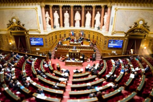 Les sénateurs français sont élus au suffrage universel direct. Vrai ou faux ? 