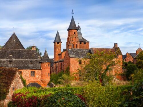 Dans quelle région française se situe la ville de Collonges-la-Rouge classé aux plus beaux villages de France ? 