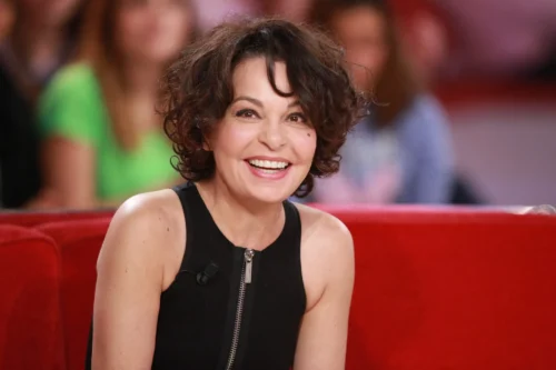 Quel nom d'un artiste était une réponse running-gag dans l'émission radio Les Grosses Têtes par Isabelle Mergault décédée en mars 2026 ? 