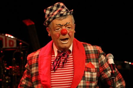 Au cirque, comment s’appelle le clown au nez rouge et aux vêtements bariolés ? 