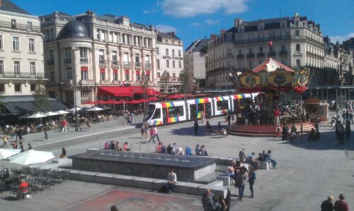 Dans quelle ville du nord-ouest de la France se situe la place du Ralliement en plein centre-ville ? 