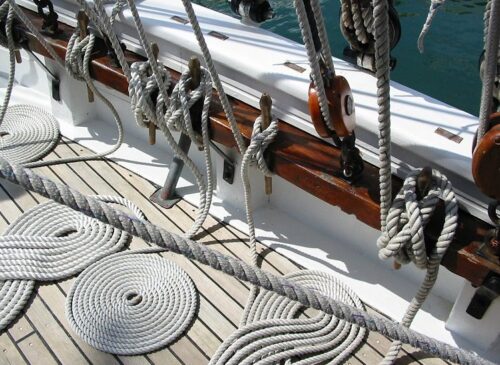 Quel mot générique peut remplacer les cordes sur un bateau ? 