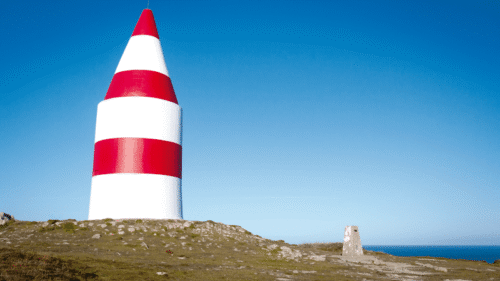 Quel mot désigne dans le langage maritime un point fixe facilement identifiable et utilisé pour naviguer ? 