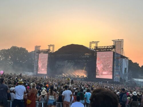Dans quelle ville bretonne du nord-ouest de la France a lieu le festival des Vieilles Charrues chaque année ? 