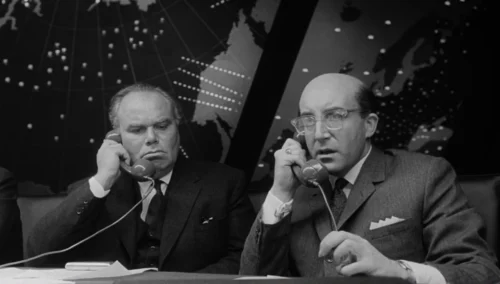Quel est ce film de 1964 mettant en scène le président des États-Unis joué par Peter Sellers dans la “war room” ? 