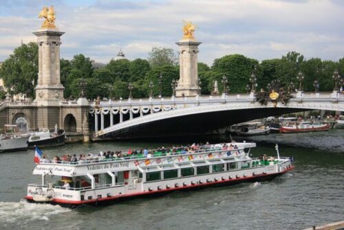 Quelle est l’origine du nom Bateau-mouche qui désigne un moyen de transport fluvial pour touristes à Paris ? 