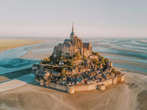 Le Mont-Saint-Michel situé dans la Manche a été au cours de l’histoire une prison. Vrai ou faux ? 