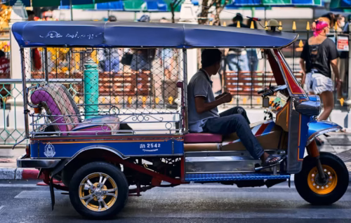 Dans quel pays le taxi de type “tuk-tuk” trouve-t-il son origine ? 