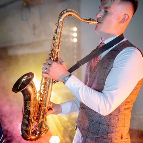 Le saxophone est un instrument de musique de la famille des bois. Vrai ou faux ? 