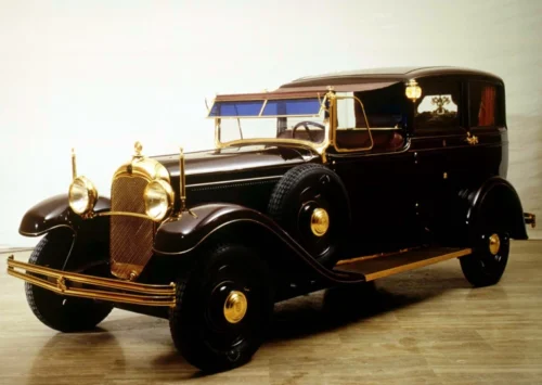 Quelle était la marque de cette papamobile offerte au pape en 1930 ? 