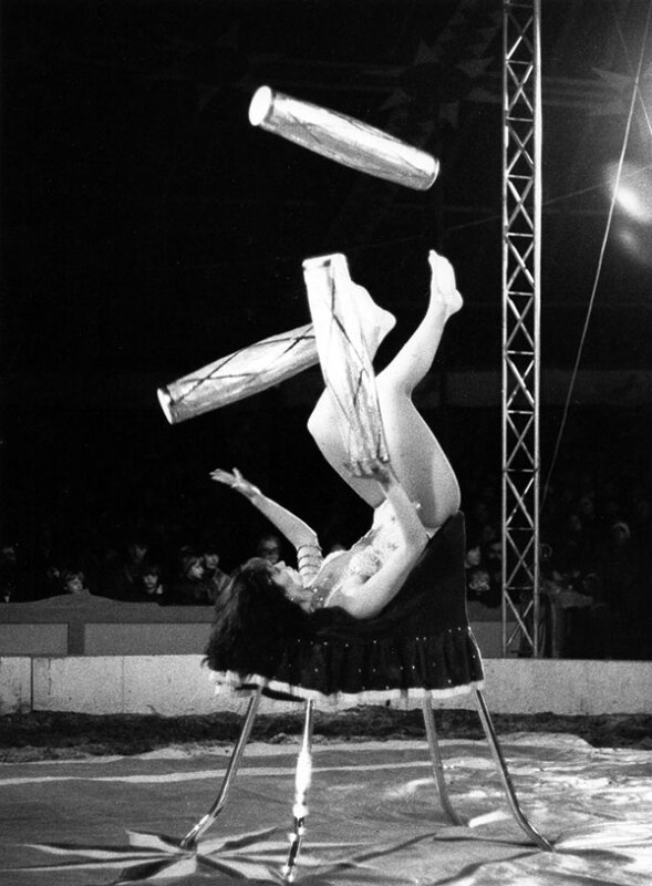 Comment se nomme au cirque l’acrobate qui jongle avec ses pieds ? 