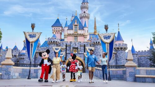 Quelle ville de Californie accueille depuis 1955 le premier parc Disneyland conçu par Walt Disney en personne ? 
