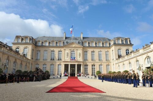 Emmanuel Macron est le huitième président élu de la Ve République. Vrai ou faux ? 