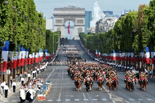François Hollande est le président qui a été victime d’un attentat manqué par un coup de feu avec une carabine lors d’une cérémonie du 14 juillet. Vrai ou faux ? 