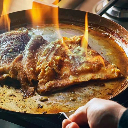 Dans la recette traditionnelle, les crêpes Suzette sont flambées au rhum. Vrai ou faux ? 