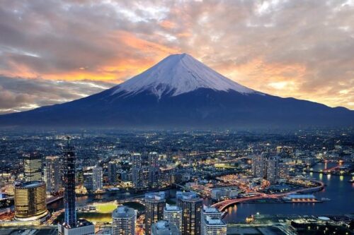 Près de quelle grande ville du Japon se dresse le Mont Fuji à plus de 3 770 mètres d’altitude ? 