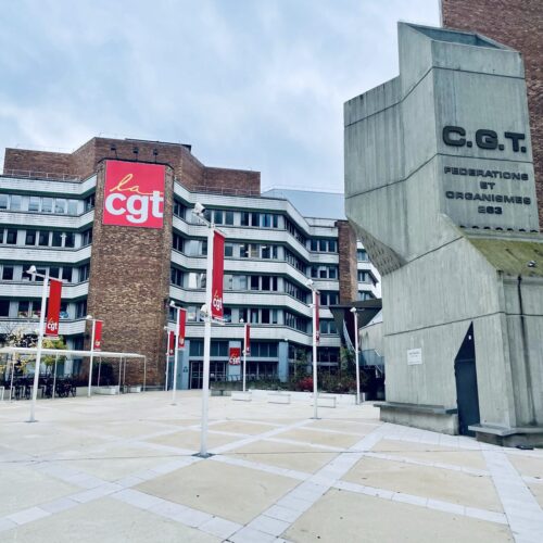 Quelle ville de Seine-Saint-Denis historiquement liée au parti communiste est le siège de l'organisation syndicale CGT depuis 1982 ? 