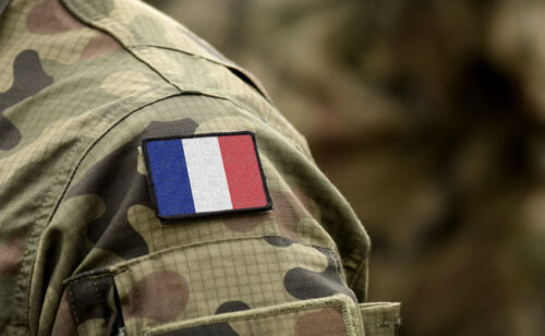 La fin du service militaire obligatoire en France est une décision prise par le président Jacques Chirac. Vrai ou faux ? 