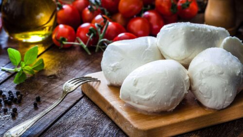 Traditionnellement, avec le lait de quel animal est élaborée la mozzarella ? 