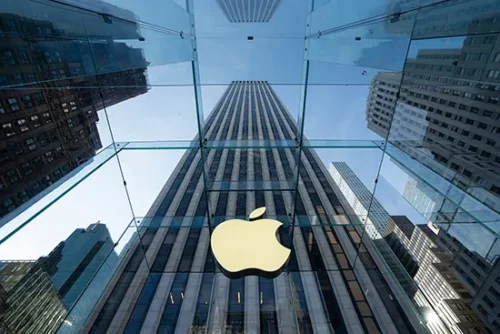 Quel est le nom du PDG d'Apple qui a annoncé en avril 2026 son départ prochain après 15 ans à la tête de la marque à la pomme ? 