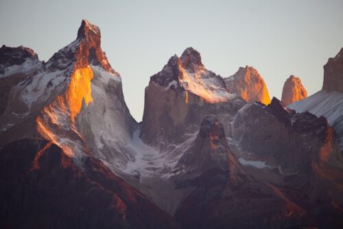 Quel mot de 4 lettres désigne sur une montagne le versant orienté vers le nord ? 